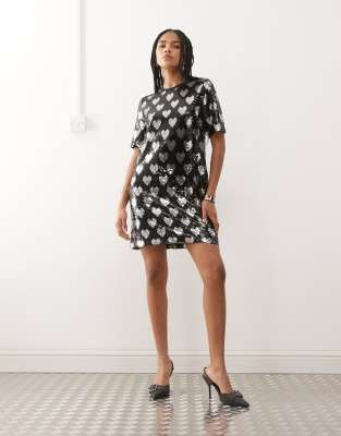 Noisy May - T-Shirt-Kleid in Schwarz mit Herzmuster und Paillettenverzierung