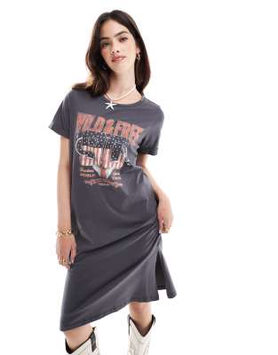 Noisy May - T-Shirt-Midikleid in Grau mit „Wild"-Print