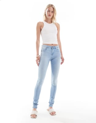 Noisy May Tall - Jen - Eng geschnittene Jeans in hellblauer Waschung mit Push-up-Effekt