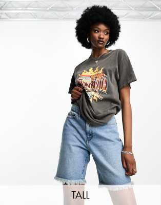 Noisy May Tall - Longline-Jeansshorts in Hellblau mit Fransensaum