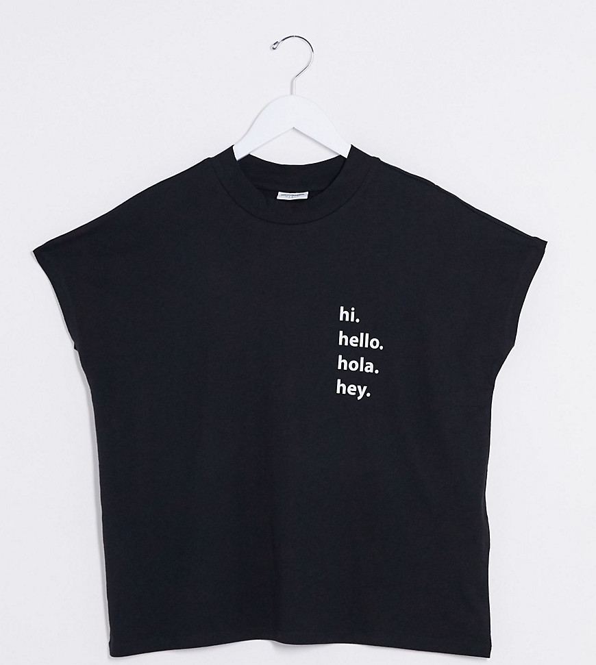 Noisy May Tall – Svart t-shirt med hög halsringning och texten ”Hello”
