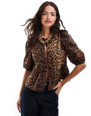 tie front top in leo print-Brown