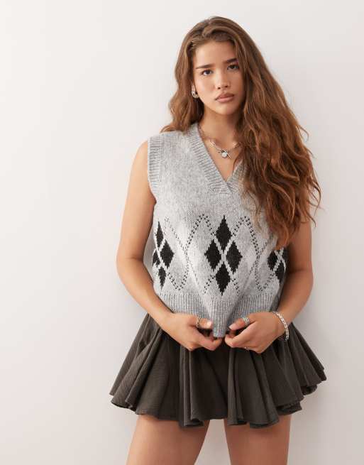 Noisy May v neck loose vest in light grey argyle