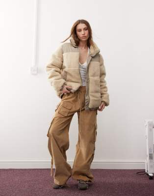 Noisy May - Veste matelassée en tissu peluche à col montant - Beige-Blanc