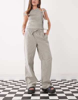 Noisy May - Vorne gebundene Hose in grau gestreift mit weitem Bein