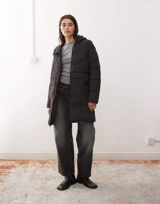 Noisy May - Wattierter Longline-Mantel in Schwarz mit Kapuze