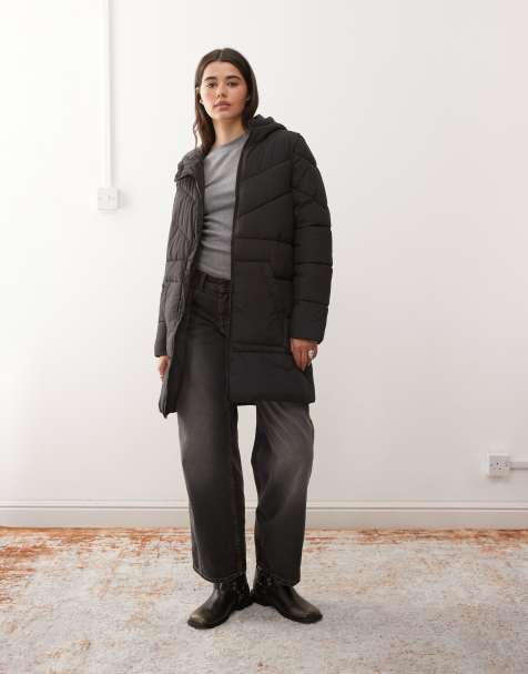 Noisy May – Wattierter Longline-Mantel in Schwarz mit Kapuze - view 1