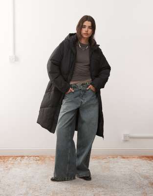 Noisy May - Wattierter Longline-Puffermantel in Schwarz mit Kapuze