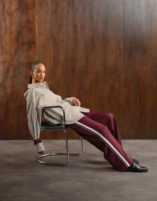 Noisy May Noisy May wide leg jogger with side stripe in burgundy-Red