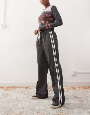 Широкие брюки Noisy May с боковой полосой цвета древесного угля 10090₽