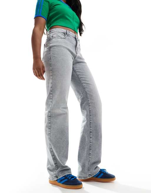 Noisy May Yolanda mid rise straight leg jeans in light gray wash, 3 of 5