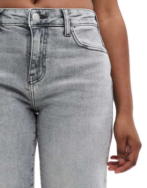 Noisy May Yolanda mid rise straight leg jeans in light gray wash, 4 of 5