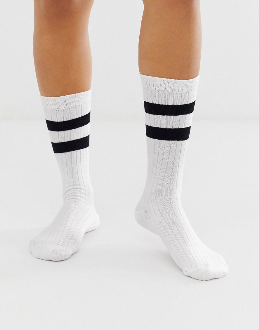 Черно белые носочки. Носки адидас белые длинные 2 полоски. Носки в полоску. Белые носки с полосками. Длинные носки.