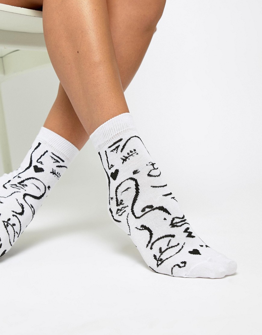 Черно белые носочки. Носки рисунок. Женские носки с принтом белые. Носки ASOS. Носки женские белые.