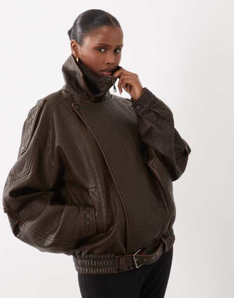 Noughts & Kisses - Chaqueta bomber extragrande de cuello alzado con detalle de hebilla en polipiel color chocolate - view 1
