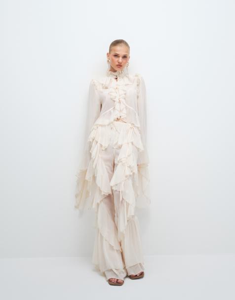 Noughts & Kisses – Chiffon-Set in Cremeweiß mit auffälliger Rüschenverzierung, bestehend aus Bluse und Hose - view 1