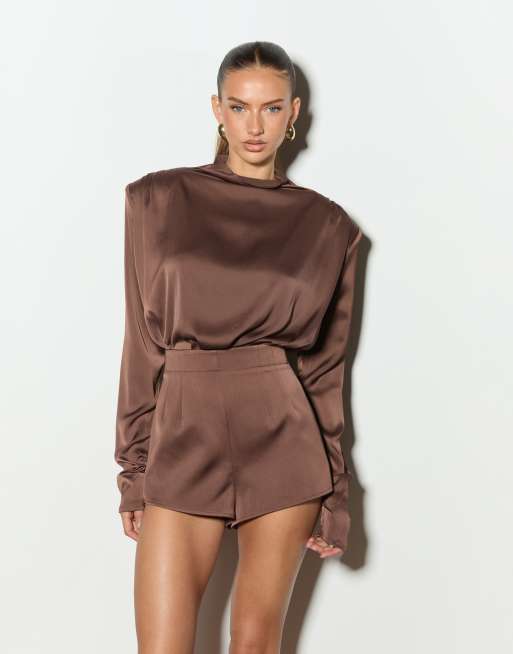 Noughts & Kisses combishort en satin à col cheminée avec détail drapé, chocolat, 2 de 4