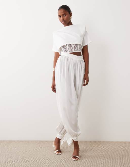 Noughts & Kisses - Coordinato bianco con top a corsetto in pizzo e pantaloni a palloncino allacciati in vita in raso