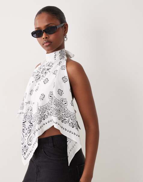 Noughts & Kisses – Hinten gebundenes Neckholder-Oberteil in Weiß mit Zipfelsaum und Bandana-Print - view 1