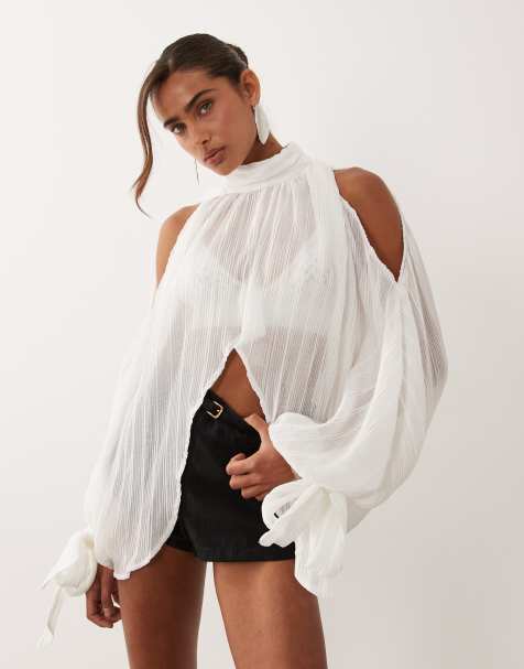 Noughts & Kisses – Hochgeschlossene, plissierte Cropped-Bluse in Weiß mit weiten Cape-Ärmeln und Bindedetail - view 1