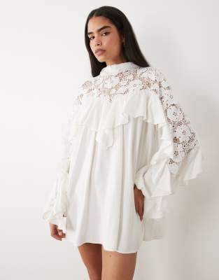 Hochgeschlossenes Minikleid aus Häkelspitze in Weiß mit Rüschenbesatz Weiß XS