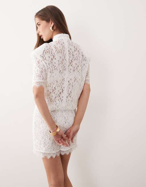 Noughts & Kisses - Hoogsluitende mini jurk van kant met schoudervullingen in wit, 4 van 5