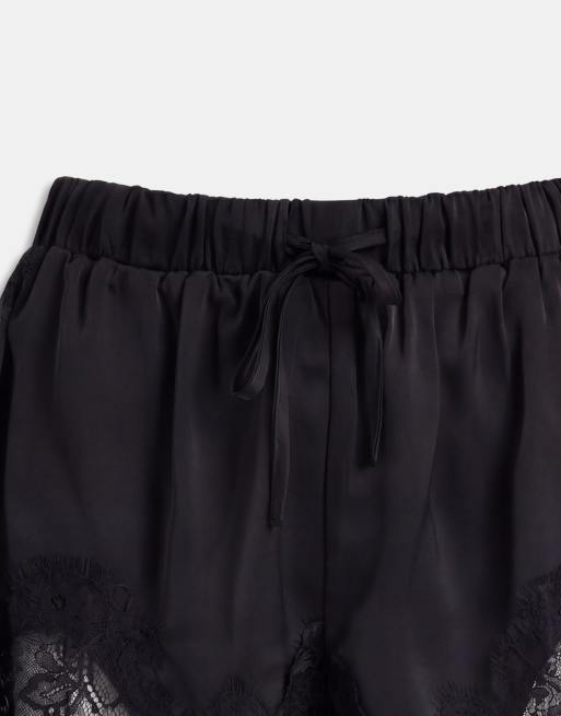 Noughts & Kisses Leola satinshorts med blondekant og bindebælte i sort, 9 af 9