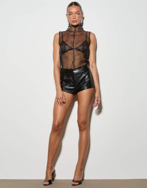Noughts & Kisses - Lyra - Sort sæt med ærmeløs top med høj hals i organza og shorts med sømdetaljer i læderlook, 3 af 3