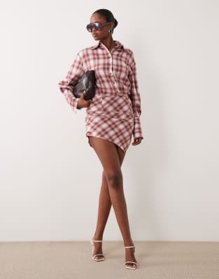 Noughts & Kisses - Robe chemise courte boutonnée à ourlet asymétrique - Carreaux roses