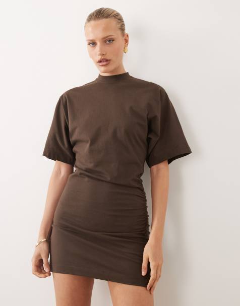 Noughts & Kisses - Robe courte effet sculptant en coton doux au toucher avec col montant et taille froncée - Chocolat - view 1