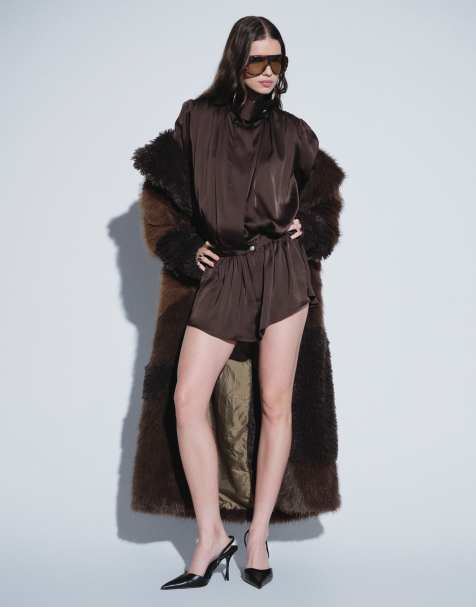 Noughts & Kisses satijnen playsuit met hoge hals, extreem gedrapeerd en ballonmouwen in chocoladebruin - view 1