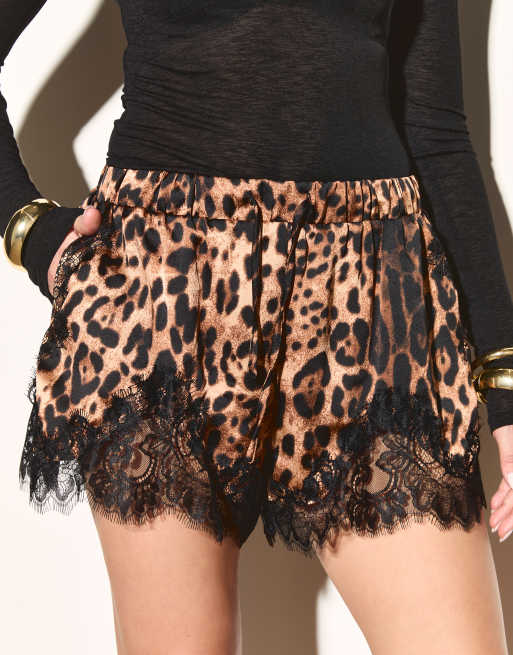 Noughts & Kisses satin blonde-shorts med bindebælte i leopardprint, 2 af 4