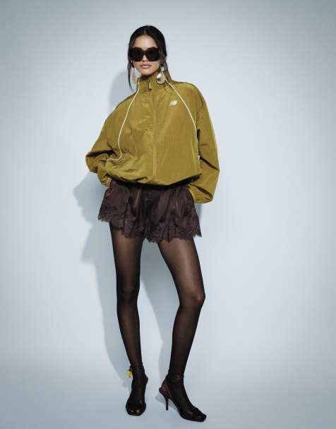 Noughts & Kisses satin shorts med blondedetaljer og bindebælte i taljen i chokolade - view 1