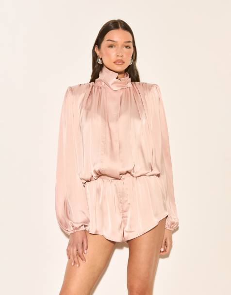 Noughts & Kisses satynowy kombinezon playsuit z wysokim golfem, bardzo drapowany, z bufiastymi rękawami w kolorze pudrowego różu - view 1
