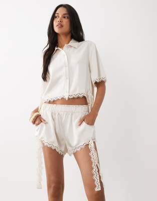 Short d'ensemble en satin bordé de dentelle - Crème-Blanc XS