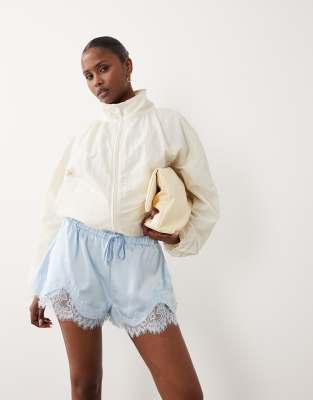 Shorts aus Satin in Babyblau mit Spitzenbesatz und Bindegürtel Blau XXS