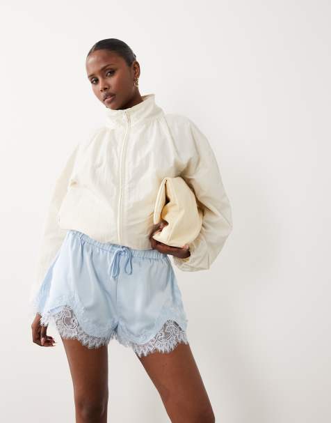 Noughts & Kisses – Shorts aus Satin in Babyblau mit Spitzenbesatz und Bindegürtel - view 1