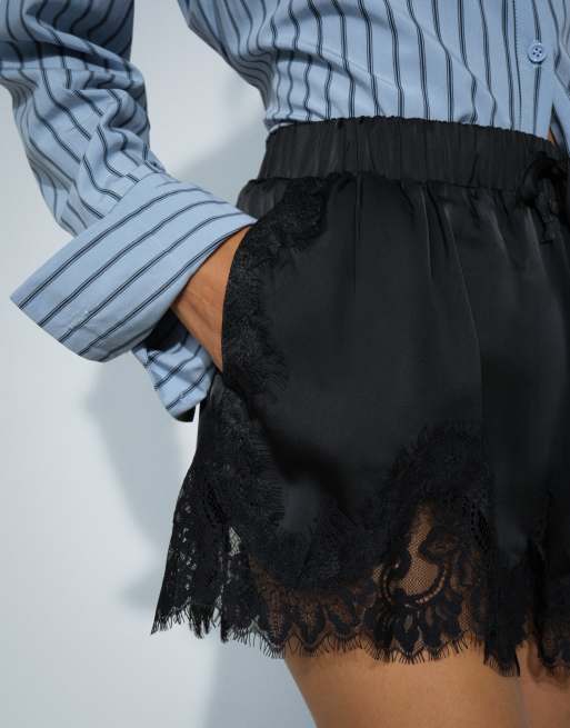 Noughts & Kisses shorts i sort satin med blondedetaljer og bindebælte i taljen, 2 af 9