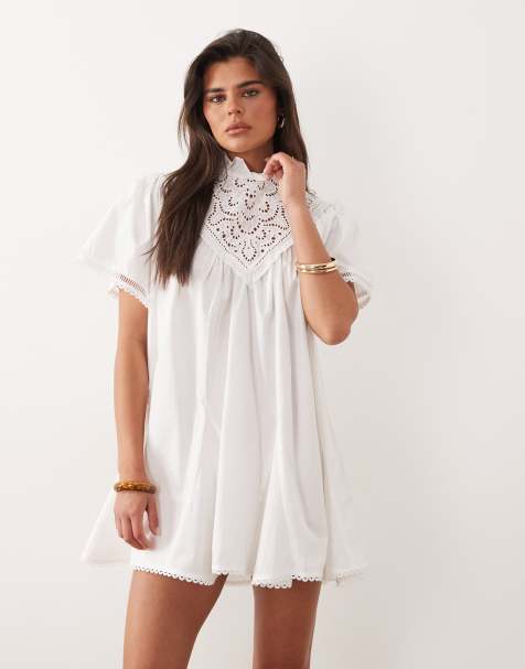 Noughts & Kisses vestito corto stile smock in cotone con dettagli in pizzo e collo alto bianco - view 1