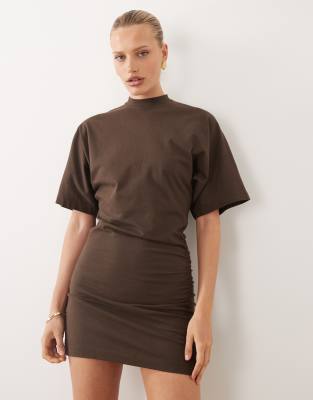 Weiches, figurbetontes Baumwoll-Minikleid in Schokobraun mit hohem Ausschnitt und geraffter Taille-Brown Brown XS