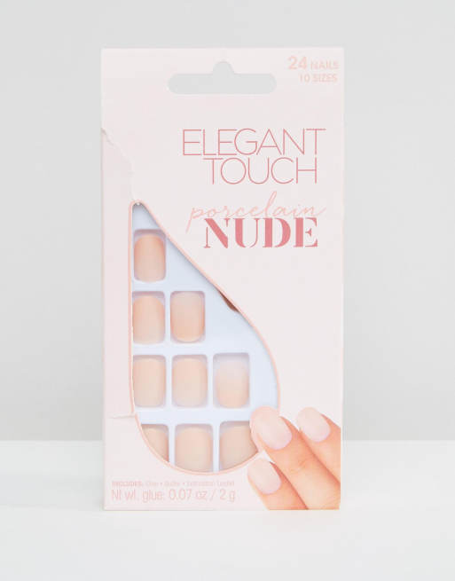 Nude-farvet afrundede matte negle fra Elegant Touch