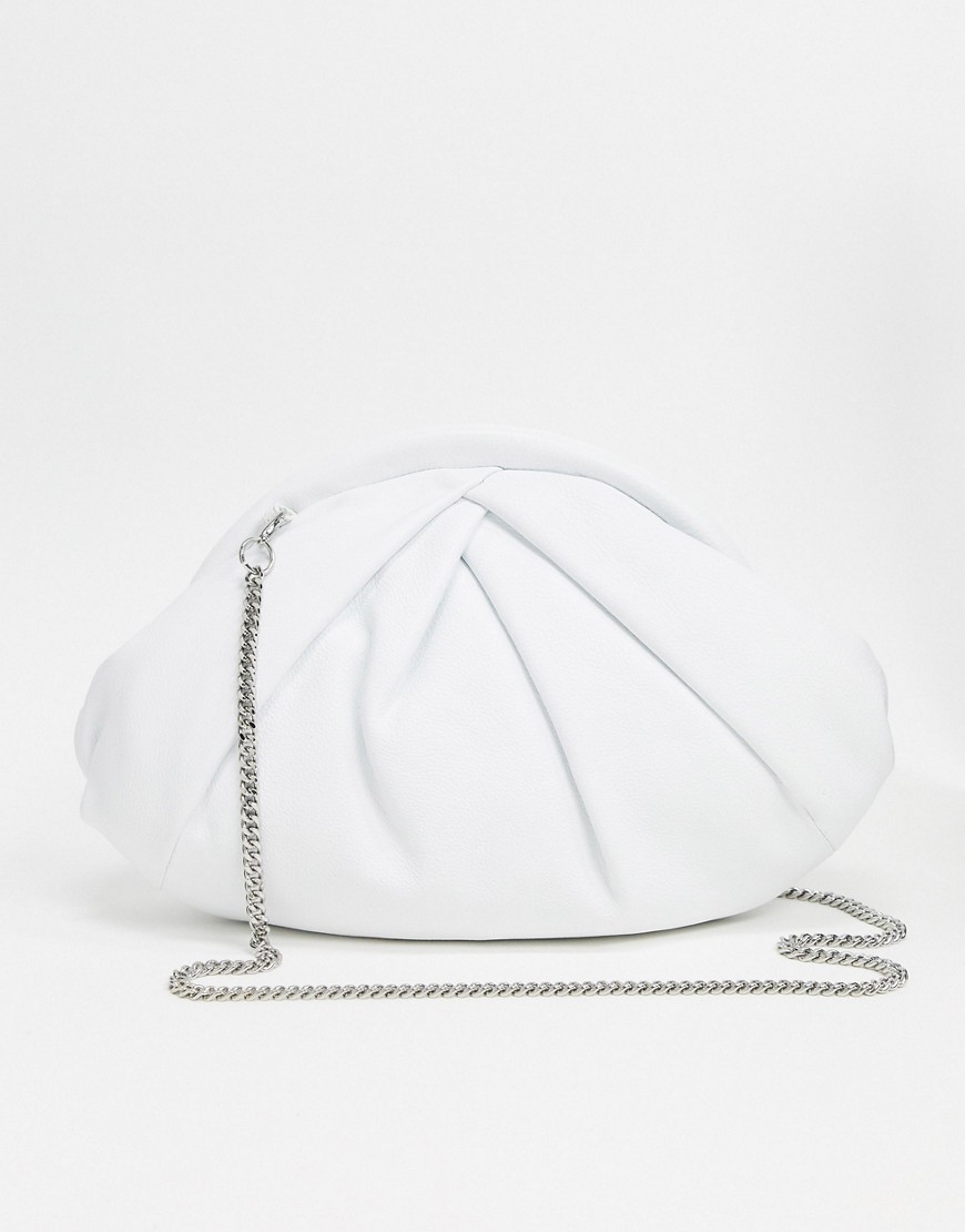 Nunoo Saki - Leren kussenvormige clutch met afneembare ketting in wit