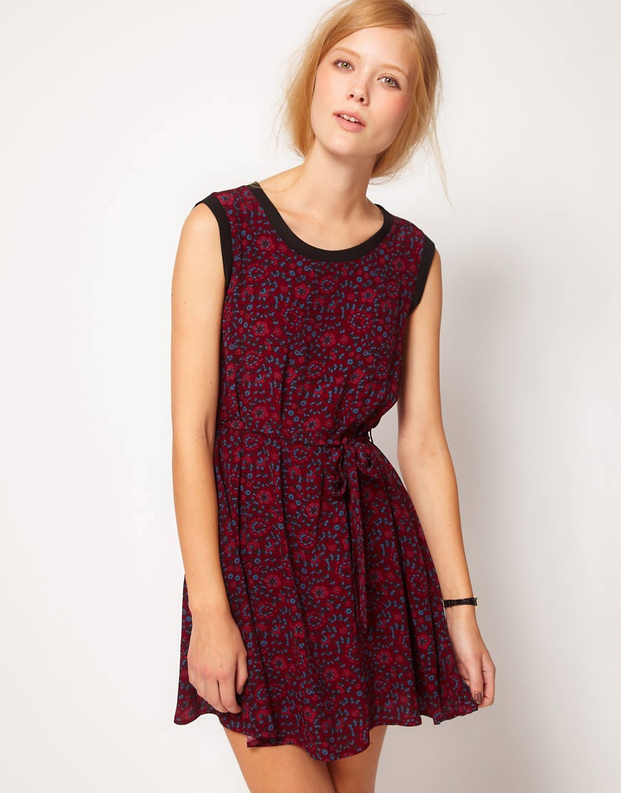 NW3 – Blommig klänning med skärp-Flerfärgad
