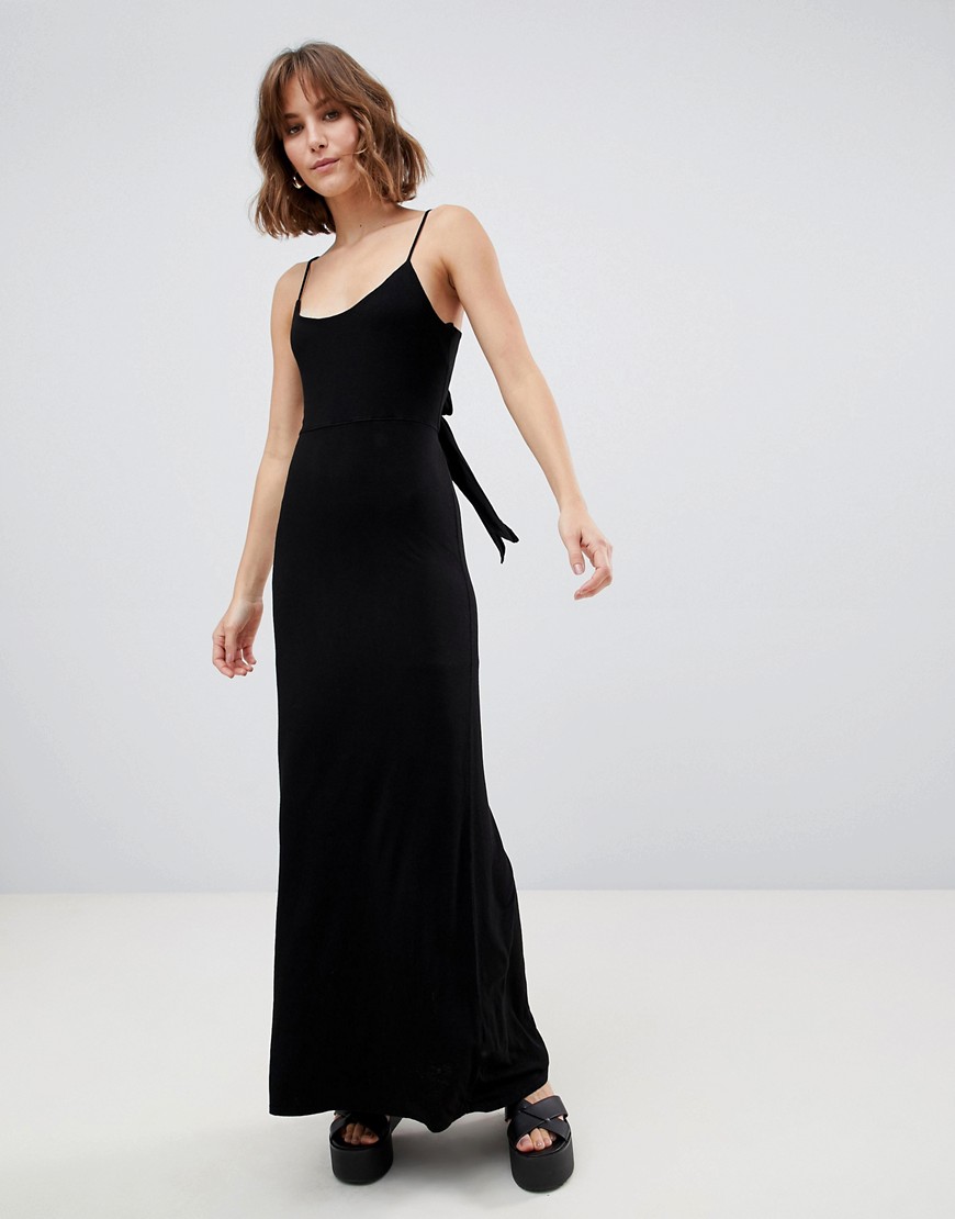 NYTT - Paige - Lange jurk met blote rug en strik op de achterkant-Zwart