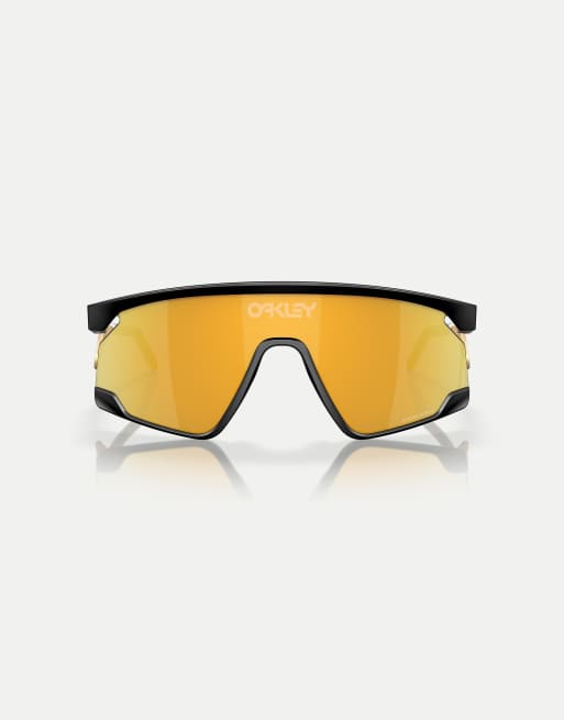 Oakley - Bxtr - Occhiali da sole a mascherina in metallo nero opaco con lenti specchiate oro