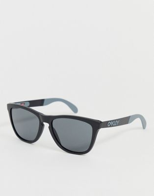 Oakley – Frogskins – Mattsvarta solglasögon med grått Prizm-glas-Röd