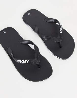 Oakley Goldenoak flip flops in black | ASOS