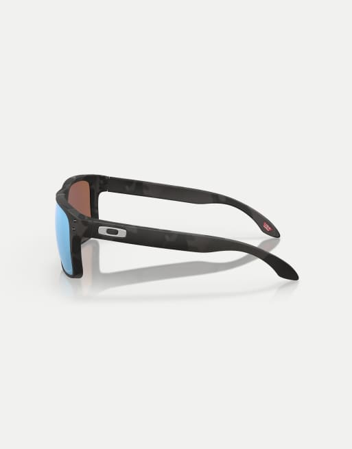 Oakley Holbrook™ square polarised sunglasses with blue mirrored lens in matte black camo, 2 of 3