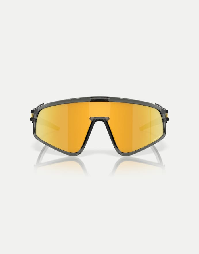 Oakley Latch™ gafas de sol escudo con paneles y lente espejada dorada en gris ahumado