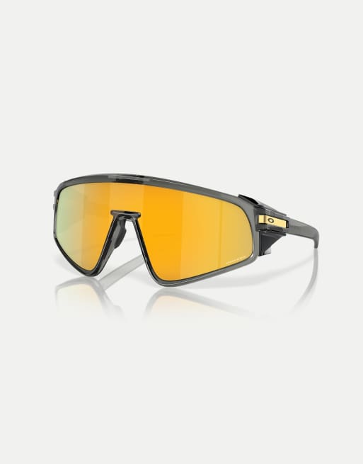 Oakley Latch™ gafas de sol escudo con paneles y lente espejada dorada en gris ahumado, 3 de 4
